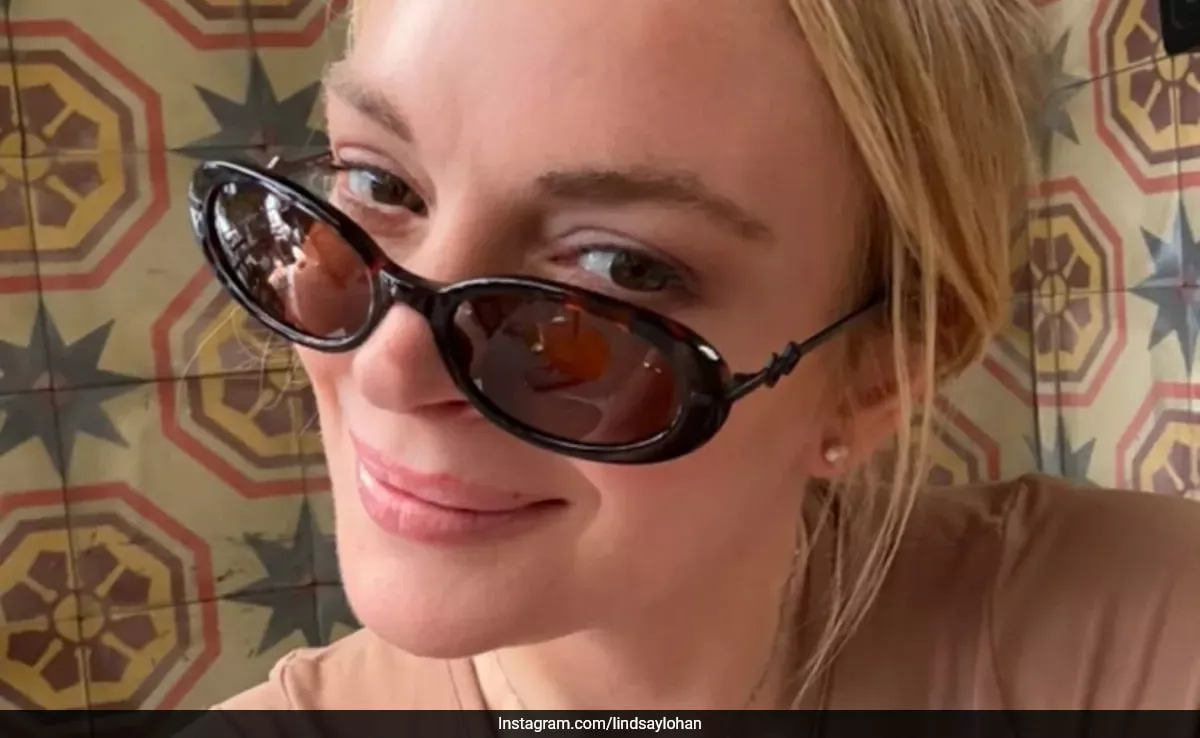 Lindsay Lohan Brilla con un Glamour Mínimo y Labios Tintados