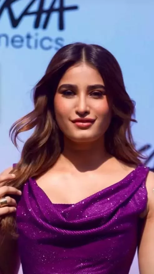 Rasha Thadani Domina Su Look Bronceado y Hermoso