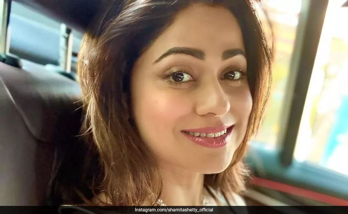 El Car Selfie de Shamita Shetty: Meta de Belleza con Cejas Arqueadas y Labios Rosados