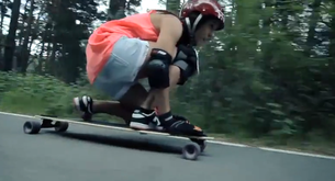 ¿Queda alguien por saber que el deporte de moda es el longboarding?