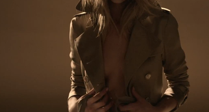 Rosie Huntington hiper sensual en el spot de Body de Burberry