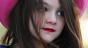 Suri Cruise ya lleva los labios pintados de color ciruela