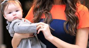 Victoria Beckham y su muñeca, Harper Seven