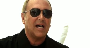 La fragancia homónima de Michael Kors cumple diez años