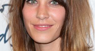 Alexa Chung vuelve al flequillo 