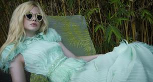 Elle Fanning posando para Rodarte