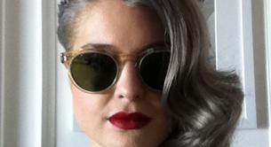 Kelly Osbourne con pelo gris y labios de la colección Viva Glam de MAC