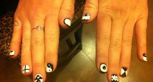 Manicura original de Miley Cyrus hecha en blanco y negro 