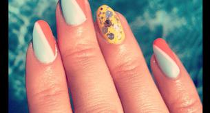 Katy Perry con una manicura con todos los colores de la temporada