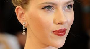 Scarlett Johansson con una trenza-diadema en la premier de Los Vengadores en Londres