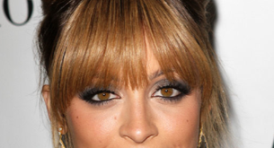 Peinado y maquillaje estilo años 60 para Nicole Richie en los premios FiFi