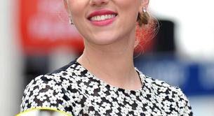 Scarlett Johansson y su peinado retro para recibir su estrella en el Paseo de la Fama de Hollywood