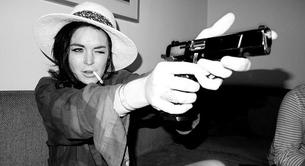 Lo estabais deseando... ¡una ración de Lindsay Lohan jugueteando con armas!