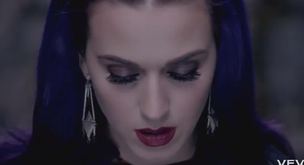 Katy Perry sigue dándole duro al look gótico en su vídeo Wide Awake