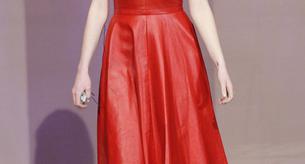 Emma Stone y su look rojo amapola en el programa de Jay Leno