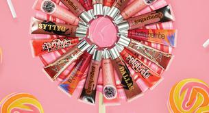 Benefit lanza una colección de glosses inspirados en sus famosos coloretes