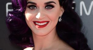 Katy Perry apuesta por un look morado y rojo para el estreno de su película, Part of Me