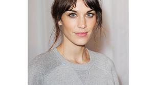 Nos gusta: el moño despeinado de Alexa Chung en el desfile de Mulberry  