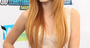 Bella Thorne y su manicura en los Do Something Awards