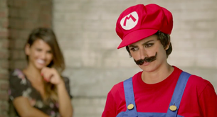 Penélope Cruz se pone bigote y se convierte en Super Mario