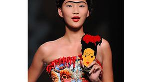 Maquillaje inspiración Frida, lo vimos en el desfile de Maya Hansen 