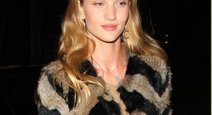 Rosie Huntington con el abrigo en que queremos pasar el invierno