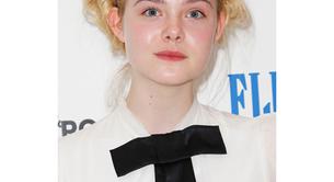 Elle Fanning con moñitos y diadema de flores en la presentación de Ginger and Rosa 