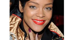 Rihanna complementa su manicura morada con labios naranjas 