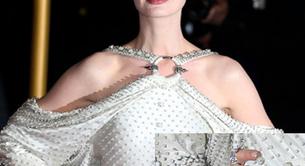 Anne Hathaway con una manicura brillante en el estreno de Los Miserables 