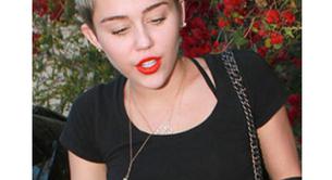 Miley Cyrus se atreve con otro cambio de look y se pone el pelo platino con reflejos azules 