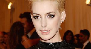 Anne Hathaway sorprende en la Gala del Met con su pelo rubio 