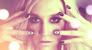 Kesha se atreve con la manicura de ojos ¡aprende a hacerla! 