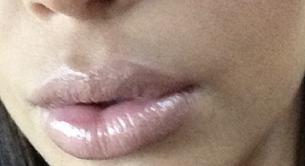 A Kim Kardashian el embarazo le hincha los labios  