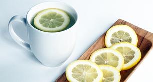 Agua templada con limón en ayunas para empezar el día 