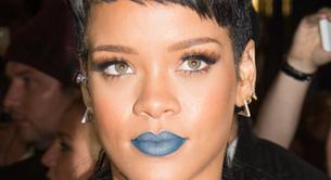 Rihanna con los labios pintados de azul  