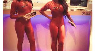 Azafatas sexys en el stand de Gandia en Fitur