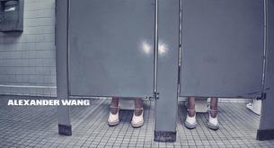 Modelos en baños públicos para Alexander Wang 