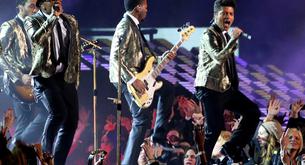 Bruno Mars actúa en la Super Bowl vestido de Saint Laurent