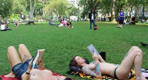 Chicas leyendo en topless en Nueva York