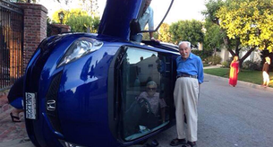 Dos ancianos posan para la foto después de un accidente