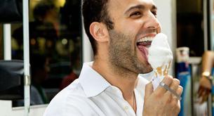 Chicos guapos comiendo helado