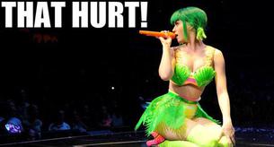 Katy Perry se cae del escenario en un concierto