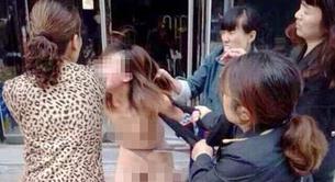 Venganza por amor en plena calle: la última moda en China