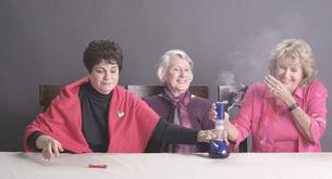 ¡Mira lo que hacen estas abuelas cuando fuman marihuana por primera vez!