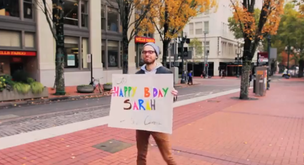 Un chico muy romántico consigue que toda la ciudad felicite a su novia por su cumpleaños