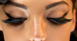 ¿Eres torpe con el eyeliner? Esta podría ser la solución