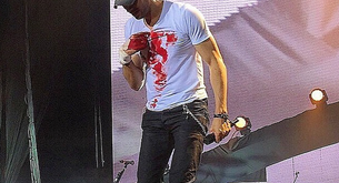 Las impactantes imágenes de Enrique Iglesias sangrando en pleno concierto