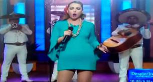 A una cantante mexicana se le cae la compresa mientras canta