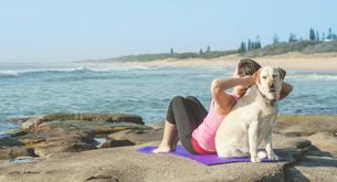 Doga: el yoga que se practica con perros