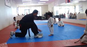 ¡Este niño tratando de romper su primera tabla de Taekwondo te parecera adorable!